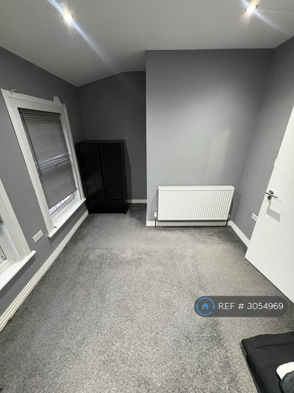 Apartment in Ilford - View 4