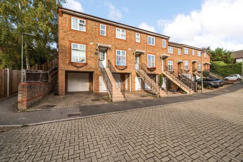 2 bedroom end of terrace house to rent, Irvine Place, Virginia Water GU25