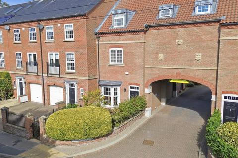 3 bedroom townhouse for sale, Grosvenor Park, York, YO30