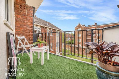 3 bedroom flat for sale, Hermitage Walk, South Woodford, E18