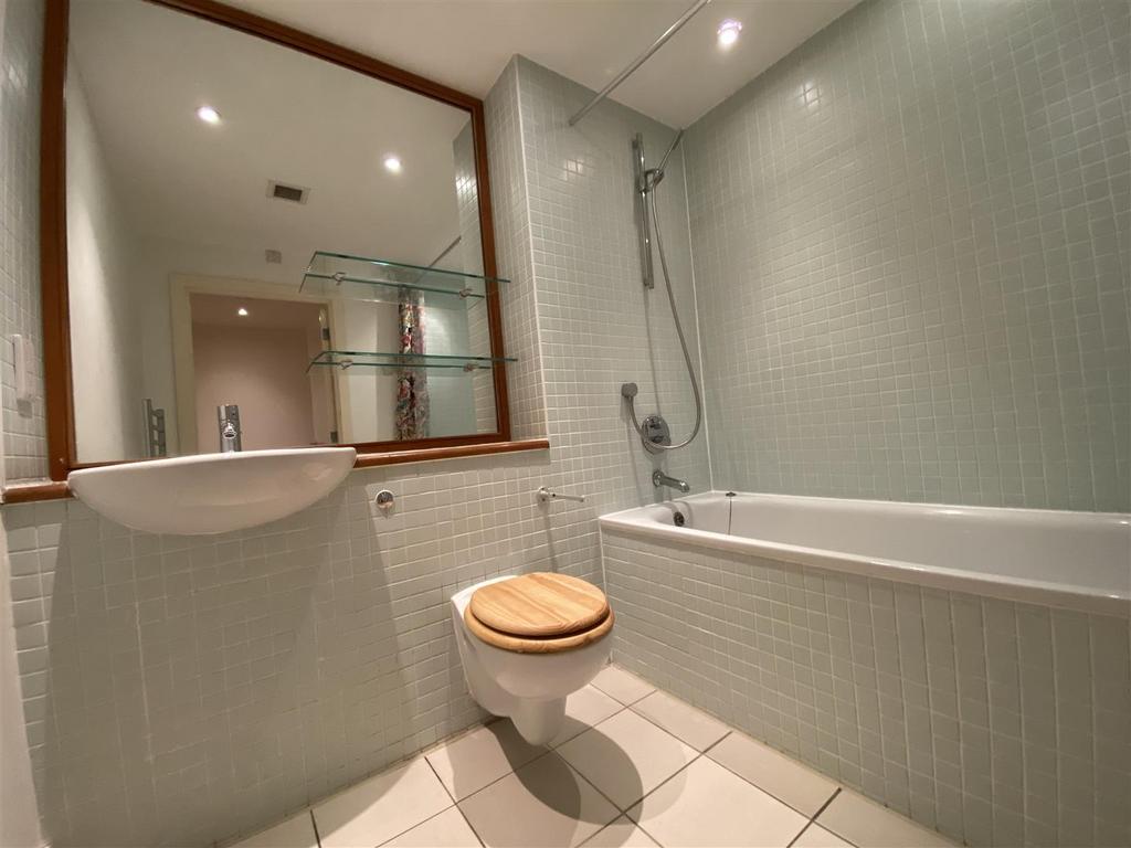 Apartment in Manchester, First Street, City Centre - View 4