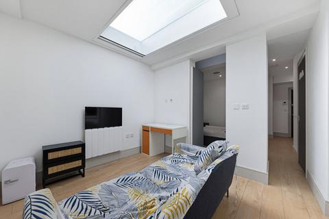 Studio to rent, Philpot Street, London, E1