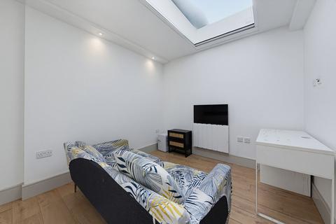 Studio to rent, Philpot Street, London, E1