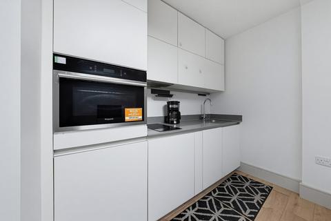 Studio to rent, Philpot Street, London, E1