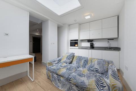 Studio to rent, Philpot Street, London, E1