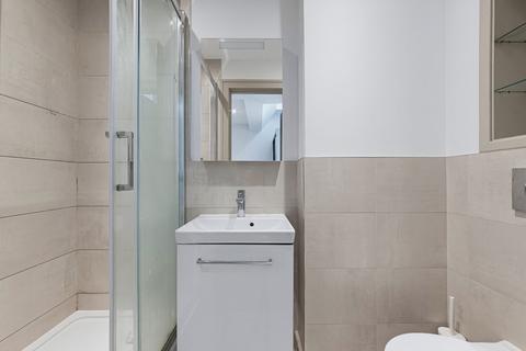 Studio to rent, Philpot Street, London, E1