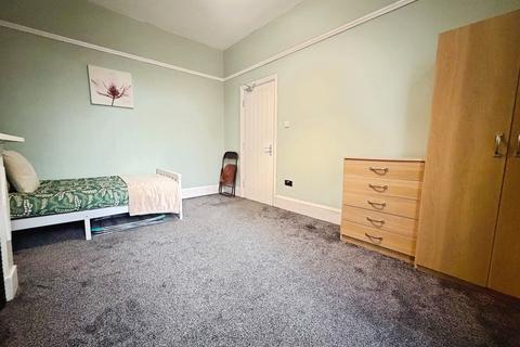 1 bedroom in a house share to rent, Liverpool Road, Manchester M30