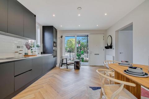 3 bedroom house for sale, Granville Mews, High Road, London, N12