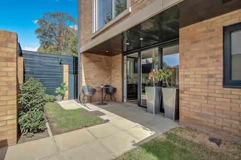 3 bedroom house for sale, Granville Mews, High Road, London, N12