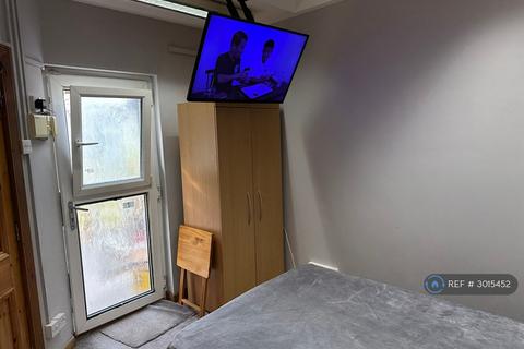 1 bedroom in a house share to rent, Aylands Road, Enfield, EN3