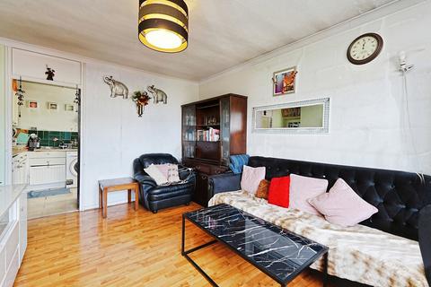 2 bedroom flat for sale, Friern Road, London, SE22