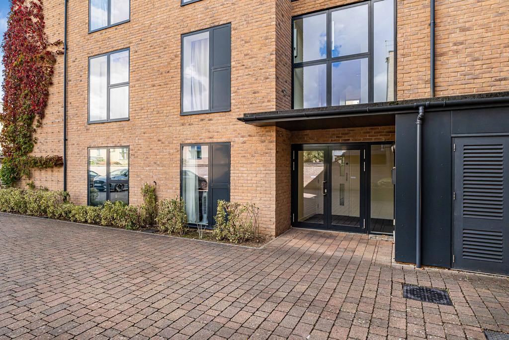 Apartment in Cambridge, Petersfield - View 2