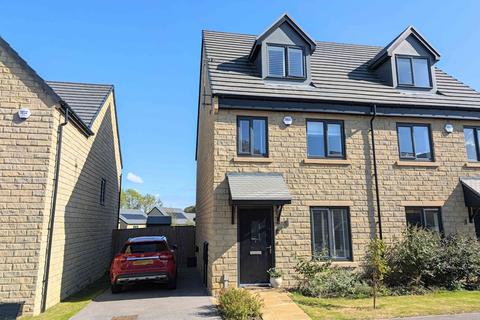3 bedroom townhouse for sale, Stone Drive, Hipperholme HX3