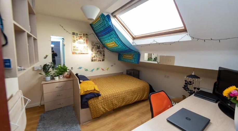 House in LEEDS - More