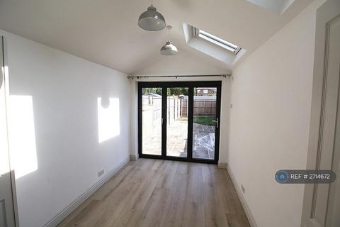 2 bedroom flat to rent, Bridge Road, Uxbridge, UB8