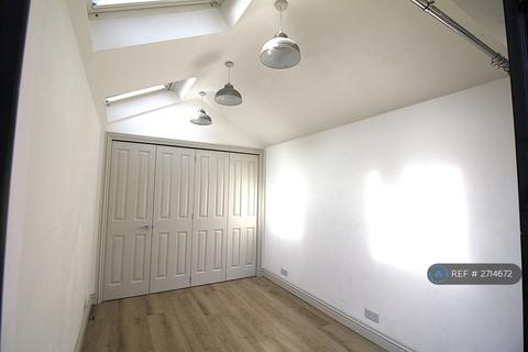 2 bedroom flat to rent, Bridge Road, Uxbridge, UB8