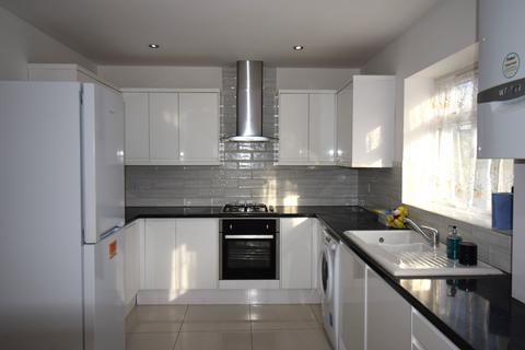 3 bedroom semi-detached house to rent, Lynton Road, Harrow HA2