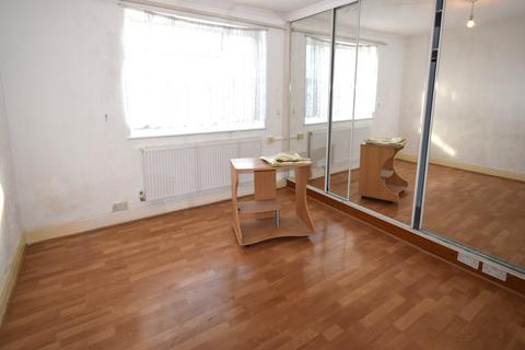 3 bedroom semi-detached house to rent, Lynton Road, Harrow HA2