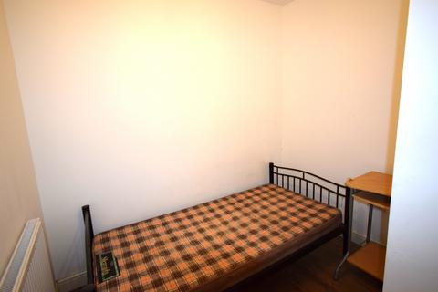 3 bedroom semi-detached house to rent, Lynton Road, Harrow HA2