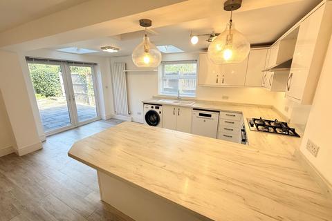 3 bedroom semi-detached house to rent, Gordon Road, Nottingham, NG14