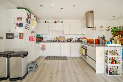 2 bedroom flat for sale, Queens Road, London, SE15