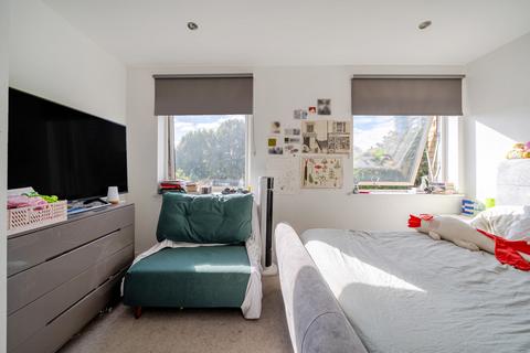 2 bedroom flat for sale, Queens Road, London, SE15