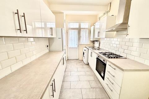 4 bedroom house to rent, Ridgeway Gardens, Ilford, IG4