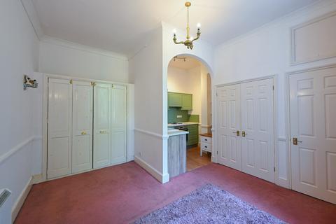 Studio to rent, Cranbury Terrace