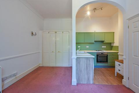 Studio to rent, Cranbury Terrace