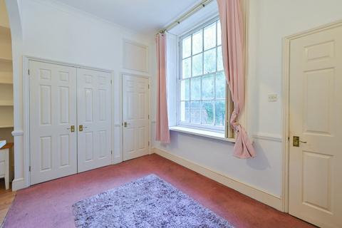Studio to rent, Cranbury Terrace