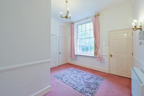 Studio to rent, Cranbury Terrace
