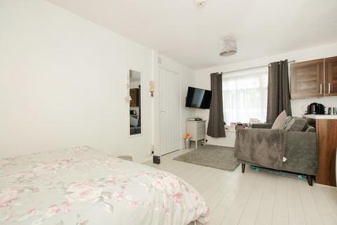 1 bedroom apartment to rent, Hambledon Close, Uxbridge UB8