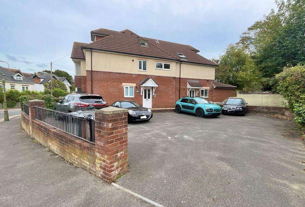 Apartment in Christchurch, Pokesdown, Bournemouth - View 3