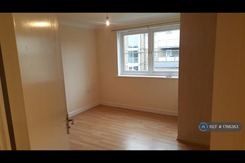 2 bedroom flat to rent, Chingford, London, E4