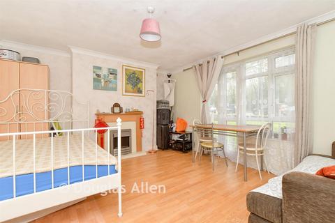 2 bedroom ground floor flat for sale, Rams Grove, Romford RM6