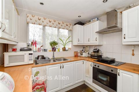 2 bedroom ground floor flat for sale, Rams Grove, Romford RM6