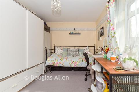 2 bedroom ground floor flat for sale, Rams Grove, Romford RM6