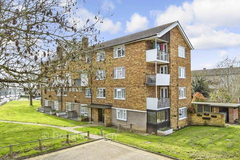2 bedroom ground floor flat for sale, Rams Grove, Romford RM6