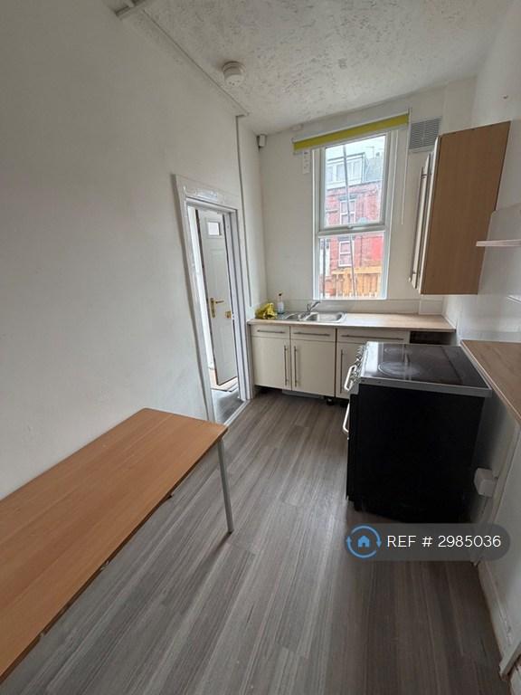 House in Leeds, West Yorkshire - View 3