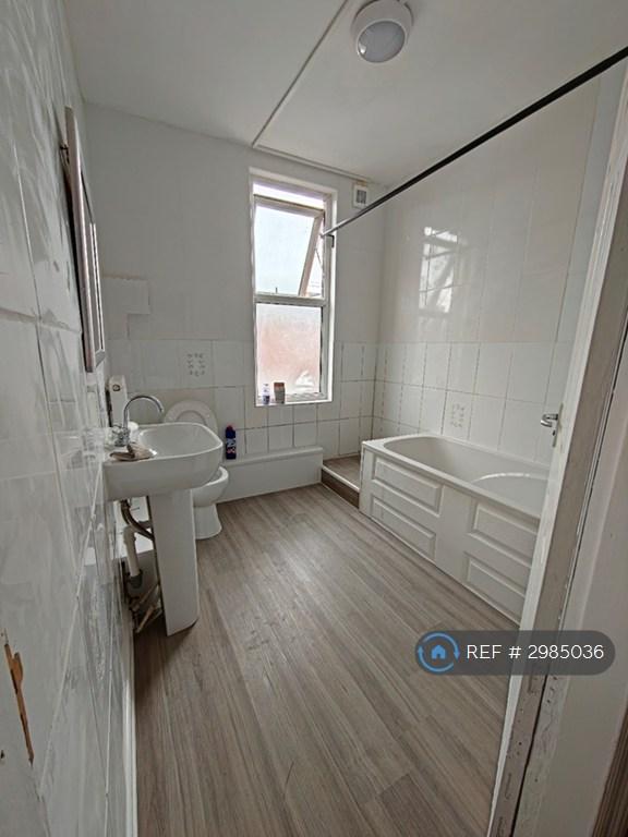 House in Leeds, West Yorkshire - View 4