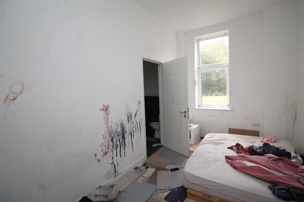 Varity House, Vicarage Farm Road... 2 bed flat for sale - £85,000