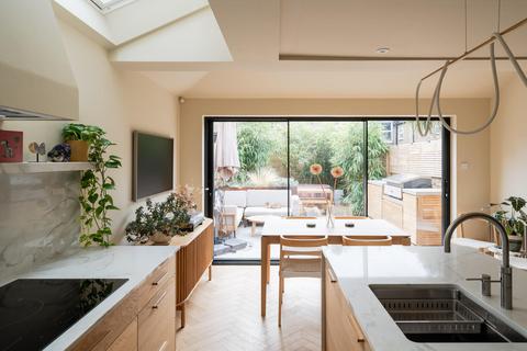3 bedroom terraced house for sale, Livingstone Road, London E17