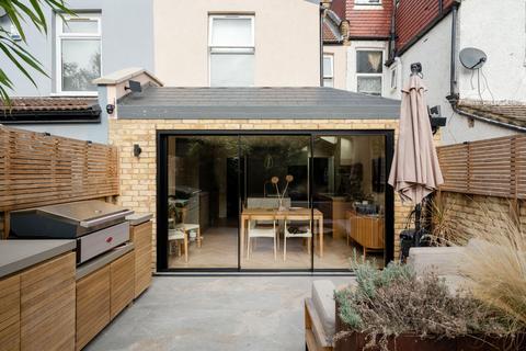 3 bedroom terraced house for sale, Livingstone Road, London E17