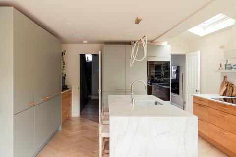 3 bedroom terraced house for sale, Livingstone Road, London E17