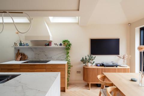 3 bedroom terraced house for sale, Livingstone Road, London E17
