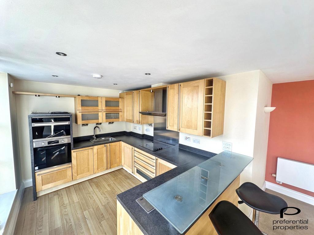 Apartment in Sutton Coldfield, Maney - More