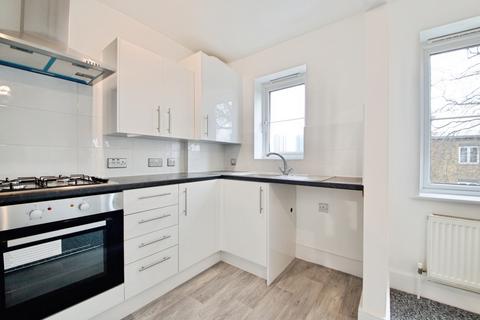 2 bedroom flat to rent, Romside Place, Romford, RM7