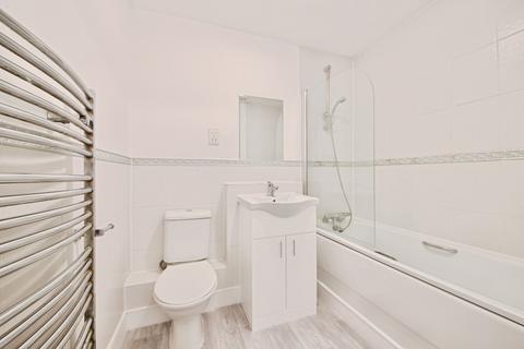 2 bedroom flat to rent, Romside Place, Romford, RM7