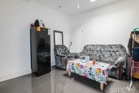 2 bedroom ground floor flat to rent, Villiers Road, Southall, Middlesex