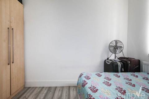 2 bedroom ground floor flat to rent, Villiers Road, Southall, Middlesex